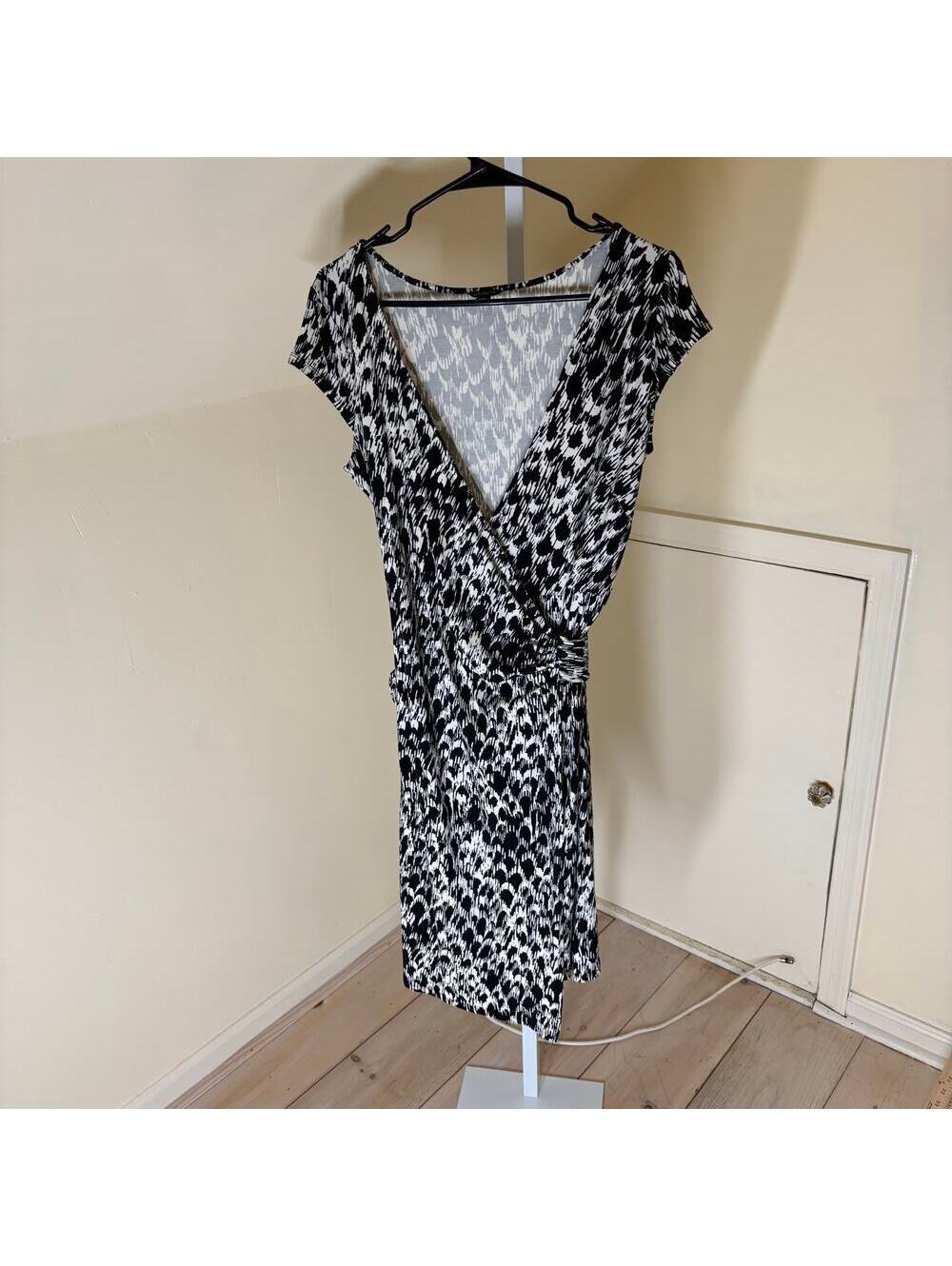 Ann Taylor EUC Women's Black White Animal Geo Print Wrap Dress Size M